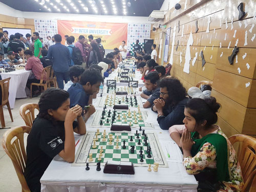 DIU chess team playing against Khulna University